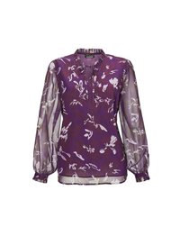 Blusa viola con maniche lunghe trasparenti, colletto alto e motivo floreale in tonalità più chiare. Presenta una chiusura con bottoni sul collo.