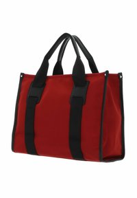 Borsa a tote in tessuto rosso con manici e dettagli neri. Presenta una forma rettangolare, fianchi rinforzati e borchie in metallo negli angoli.