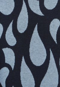 Formes de gouttes abstraites de couleur bleu clair sur un fond de tissu tricoté bleu foncé.