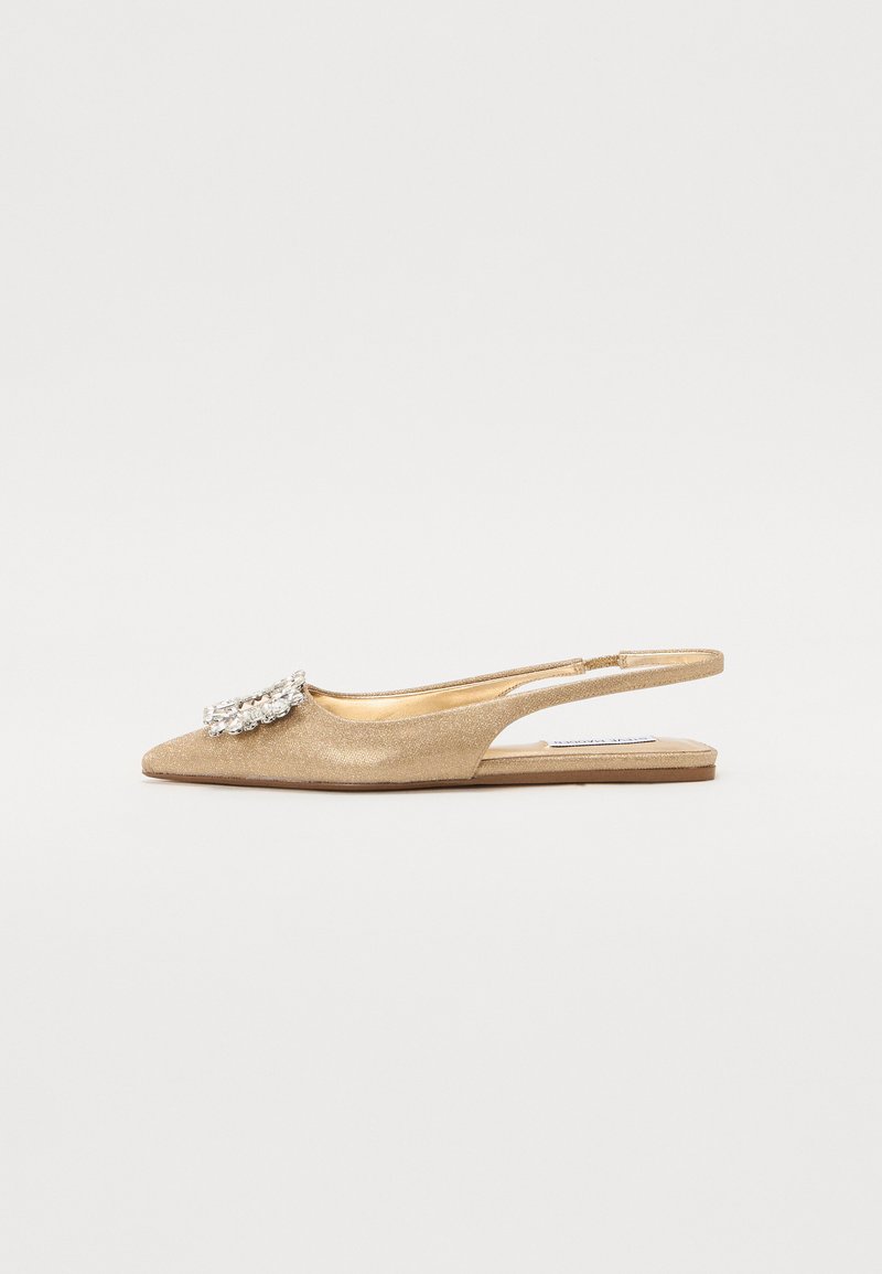 Chaussure plate slingback dorée avec un bout pointu. Présente une surface texturée et une ornementation en cristal décorative à l'avant.