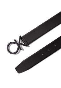 Schwarzer Ledergürtel mit einer runden Schnalle mit CK-Logo. Der Gürtel hat eine glatte Textur, fünf Verstelllöcher und ein zulaufendes Ende.