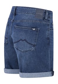 Donkerblauwe denim shorts met opgerolde randen, voorzien van twee achterzakken, waarvan één met een logotag, en contrasterende stikpatronen.