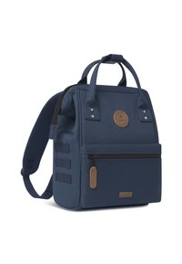 Marineblauwe rugzak van duurzaam materiaal, met twee handgrepen aan de bovenkant, een verstelbare schouderband en een voorzak met rits en leren accenten.