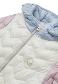 Kinderen gewatteerde jas met witte body, roze mouwen, lichtblauwe capuchon, voorrits en geborduurd logo op de borst.