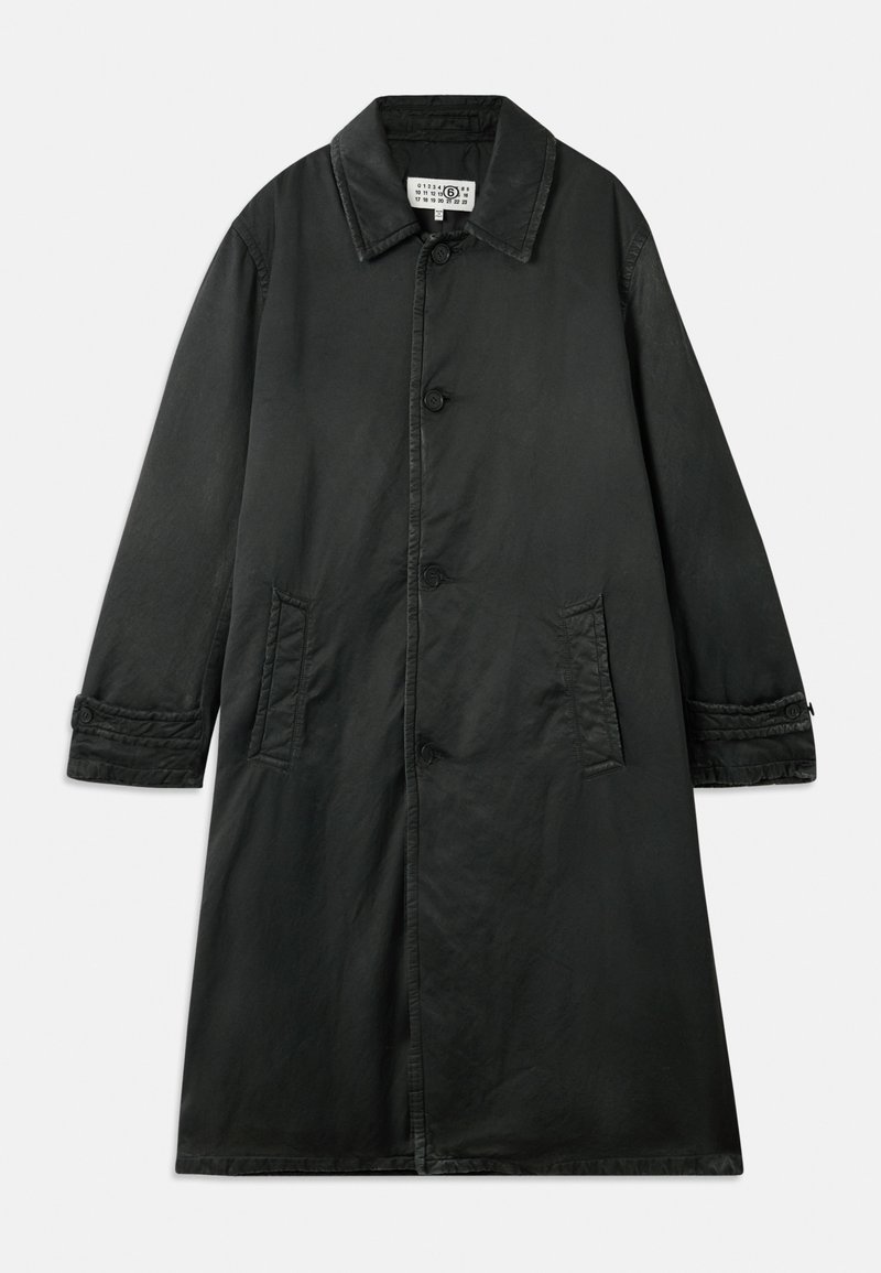 Cappotto nero realizzato in tessuto testurizzato, con colletto a martello, chiusura a bottoni e due tasche laterali. Taglio lungo e dritto con dettagli sui polsini.