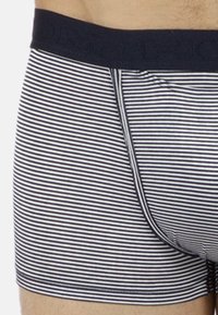 Bokserki w poziome niebiesko-białe paski, z płaskim paskiem w talii i miękką teksturą materiału z minimalnymi detalami szwu.