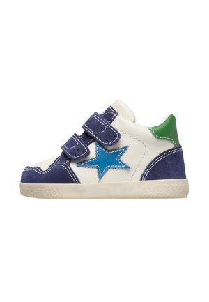 Sneaker per toddler bianco e navy con stella blu sul lato, linguetta verde sul tallone e due cinturini in velcro navy su suola bianca.