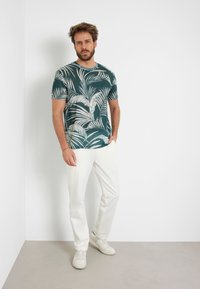 Guess Marškinėliai su spaudiniu - mehrfarbig grün