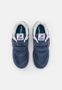 Baskets bleu marine en matériaux suédé et en maille, avec une sangle Velcro, un col rembourré et le logo classique de New Balance.
