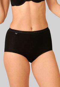 Mutande nere a vita alta realizzate in un tessuto liscio con un bordo in pizzo in vita. Presentano un piccolo etichetta con logo sul lato.