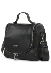 Bolso de hombro de cuero negro con un diseño estructurado, cierre de cremallera plateado, detalle de logo y una correa desmontable. Textura suave y acentos pulidos.