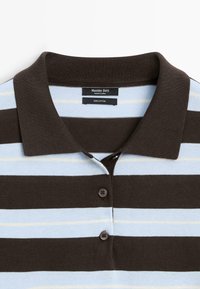 Koszulka polo z kołnierzykiem w poziome paski w kolorach brązowym, jasnoniebieskim i beżowym, z dwoma przednimi guzikami oraz metką Massimo Dutti wewnątrz kołnierza.