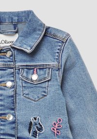 Helle blaue Jeansjacke mit Kragen, silbernen Druckknöpfen, einem Detail mit Brusttasche und bestickten Zebra- und pinken Pflanzenmotiven.