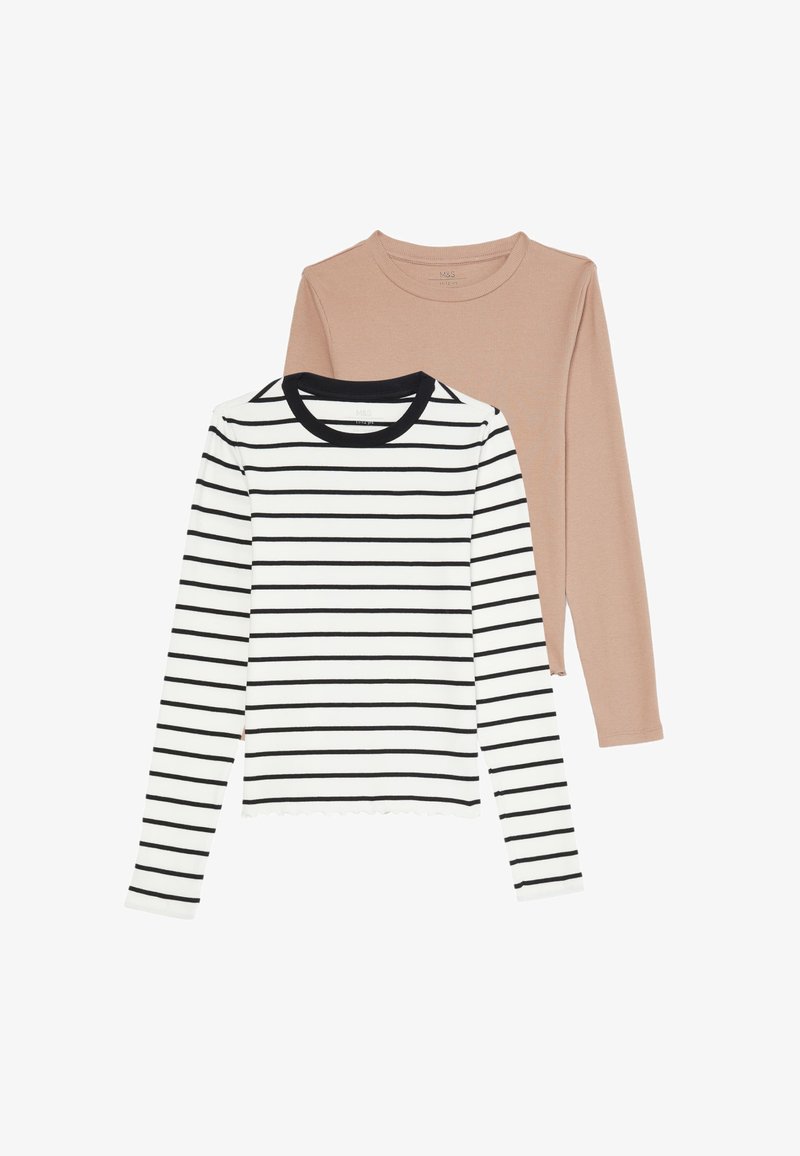 Twee langemouwen tops: één effen beige en één wit met zwarte horizontale strepen. De gestreepte top heeft een geribbelde halslijn en een golvende rand.