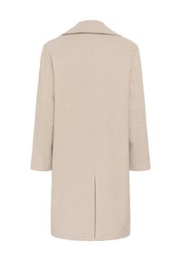 Cappotto di lana beige con collo a falda, maniche di lunghezza media e fessura posteriore per facilitare i movimenti. Presenta un motivo a spina di pesce testurizzato.