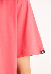 Quiksilver COMP LOGO UNISEX - Print T-shirt - spiced coral