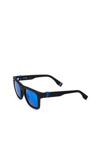 Lunettes de soleil noires avec des verres rectangulaires bleus miroirs et des détails d'accent bleu sur les branches sur fond blanc.