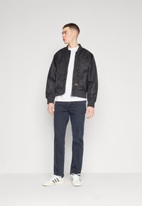 Wrangler TEXAS - Vaqueros rectos - cloudy skies