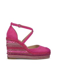 Sandalina con zeppa in suede rosa, con cinturino incrociato alla caviglia, piattaforma tessuta testurizzata e dettagli metallici decorativi lungo la base.
