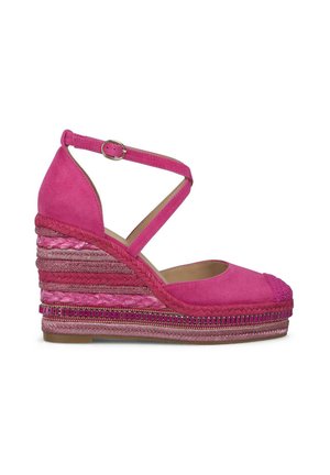 Sandalina con zeppa in suede rosa, con cinturino incrociato alla caviglia, piattaforma tessuta testurizzata e dettagli metallici decorativi lungo la base.