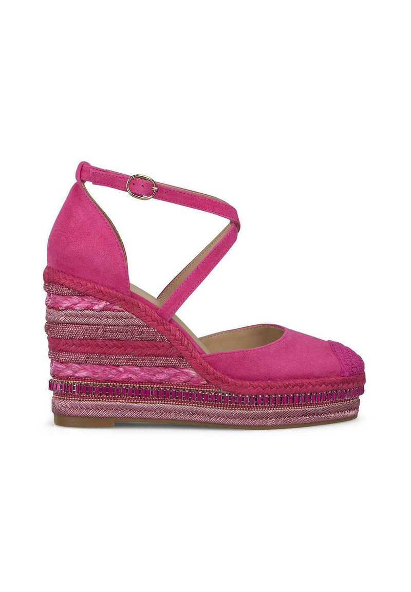 Sandalina con zeppa in suede rosa, con cinturino incrociato alla caviglia, piattaforma tessuta testurizzata e dettagli metallici decorativi lungo la base.