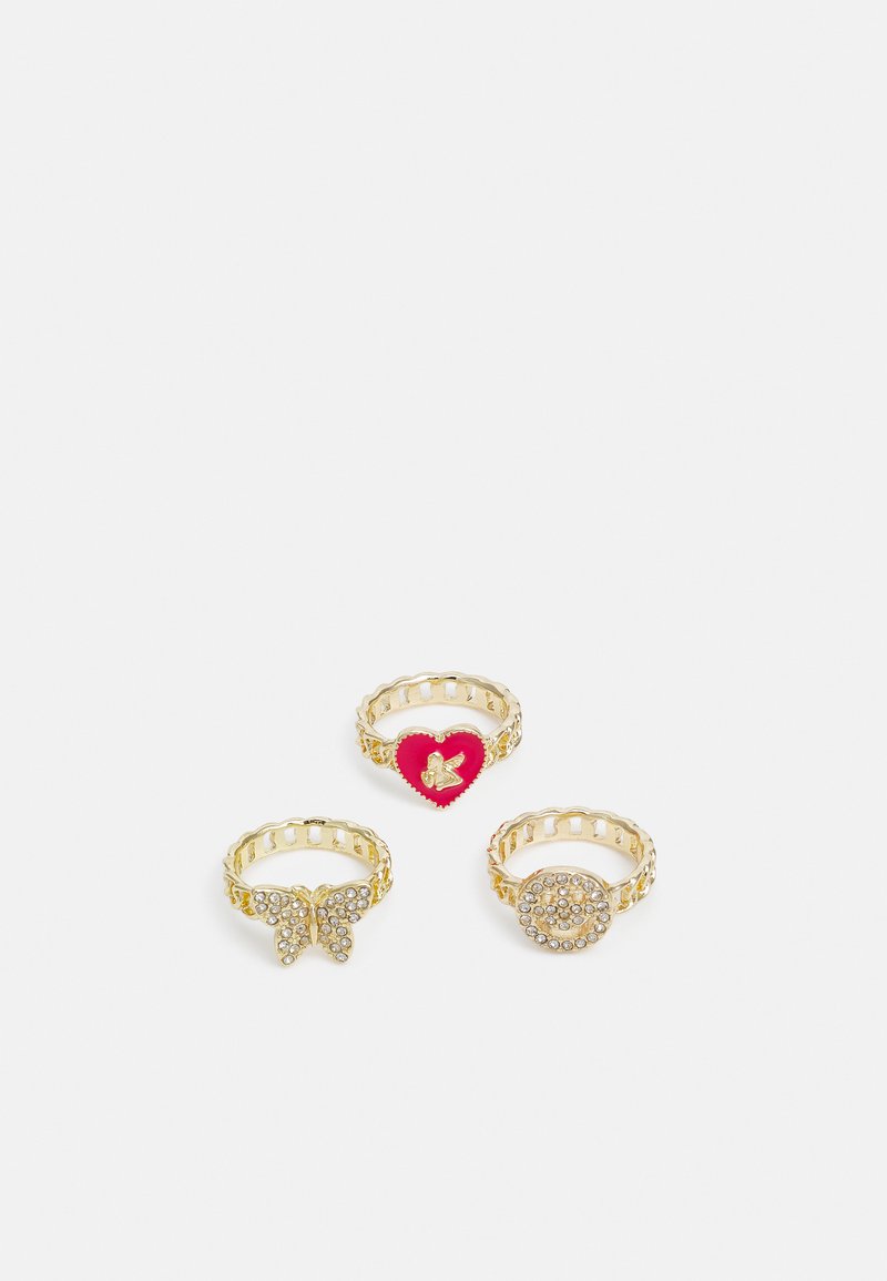 Conjunto de três anéis dourados: um com um coração vermelho, outro com um design de borboleta e o último adornado com strass transparentes em forma circular.