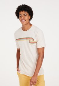 Camiseta de algodón beige con un diseño de rayas en espiral multicolor en verde, naranja y amarillo. Mangas cortas y escote redondo.