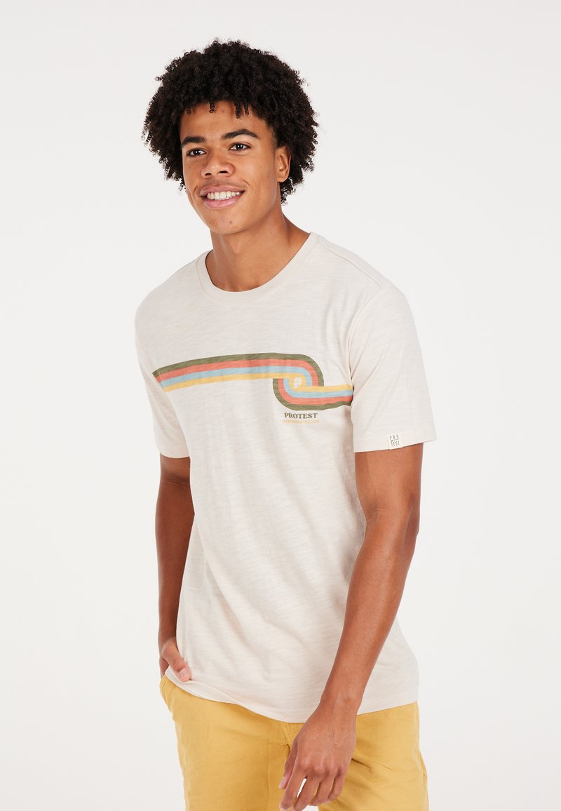 Camiseta de algodón beige con un diseño de rayas en espiral multicolor en verde, naranja y amarillo. Mangas cortas y escote redondo.