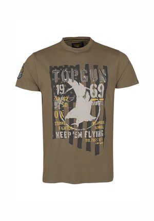 Olivengrünes Baumwoll-T-Shirt mit Rundhalsausschnitt, das ein verblasstes grafisches Design mit Text und Silhouette, gestreiftem Hintergrund und Schulterabzeichen zeigt.
