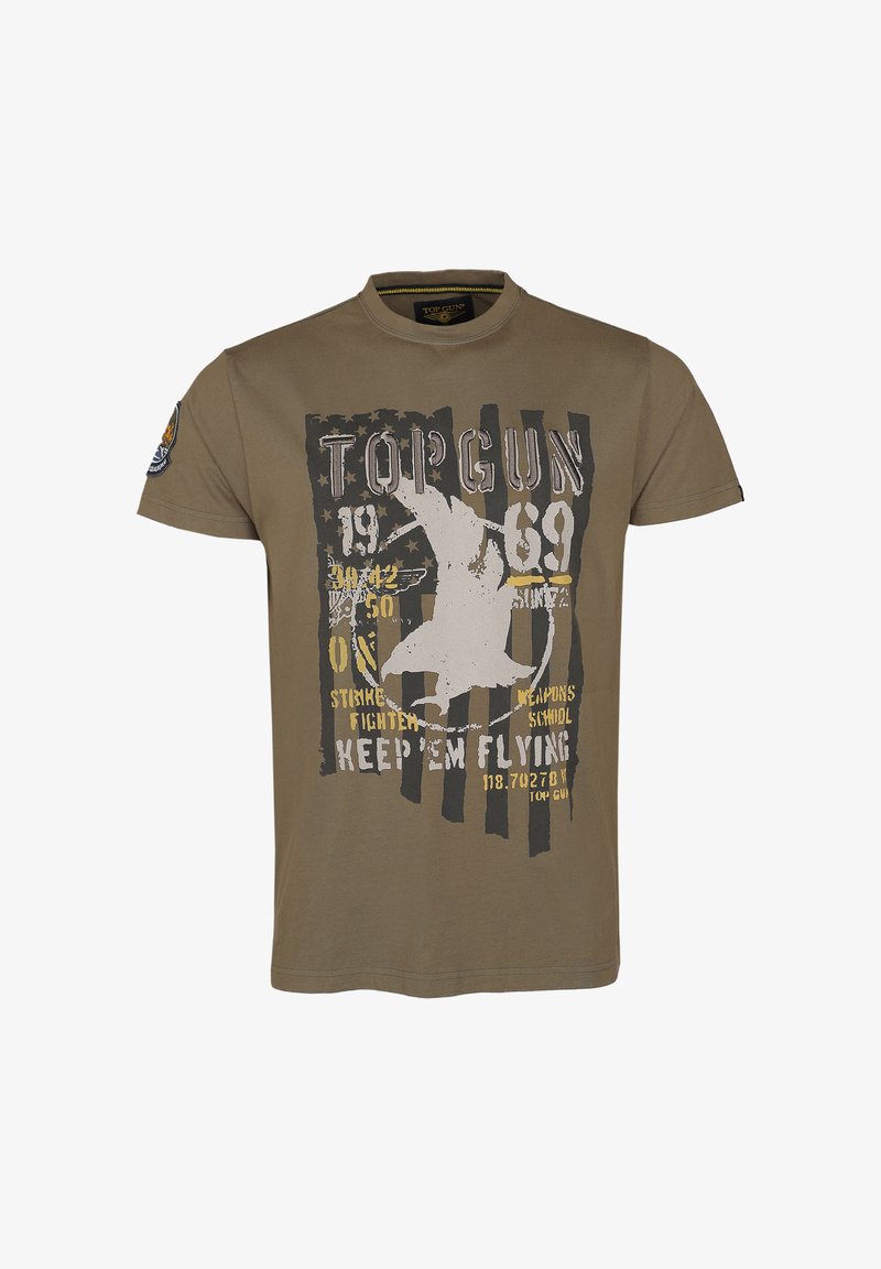 Olivengrünes Baumwoll-T-Shirt mit Rundhalsausschnitt, das ein verblasstes grafisches Design mit Text und Silhouette, gestreiftem Hintergrund und Schulterabzeichen zeigt.