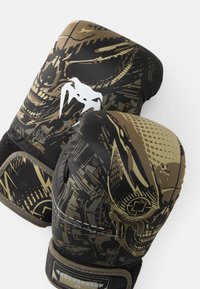 Guanti da boxe neri e oro con finitura testurizzata. Presentano intricati motivi grafici e un logo bianco. Forma curva per la protezione dagli impatti.