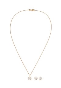 Guldhalskæde med rund, hvid sten vedhæng og matchende øreringe. Stenene har en glat overflade; metallet er skinnende.