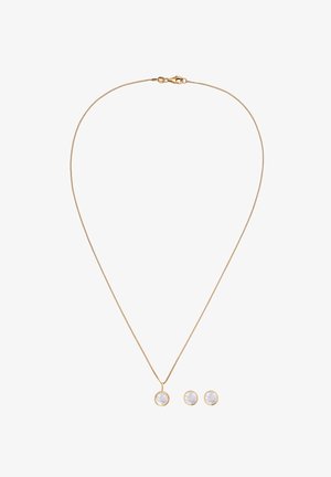 Goldkette mit rundem Anhänger aus weißem Stein und passenden Ohrringen. Die Steine haben eine glatte Oberfläche; das Metall ist glänzend.