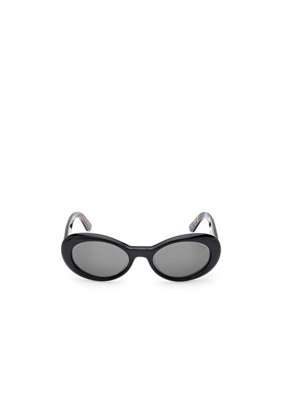 Gafas de sol ovaladas negras con lentes oscuros. Montura de plástico grueso con acabado brillante. Detalles metálicos en las patillas, con detalles multicolores.