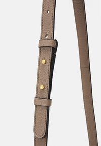 Coccinelle ARLETTIS - Torba preko tijela - warm taupe