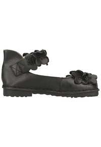 Scarpa piatta in pelle nera con un motivo floreale nella parte anteriore e una cinghia. Finitura testurizzata con tacco basso e dettagli di cucitura visibili.