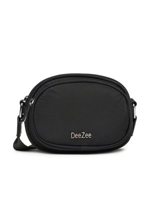 Schwarze ovale Umhängetasche mit verstellbarem Riemen und silbernem Metalllogo "DeeZee" auf der Vorderseite.