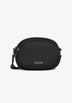 Bolso bandolera ovalado negro con correa ajustable y logo metálico plateado "DeeZee" en el bolsillo delantero.