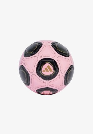 Pallone da calcio rosa con dettagli neri e dorati, caratterizzato da pannelli esagonali e un logo Adidas al centro. Texture liscia e forma rotonda.