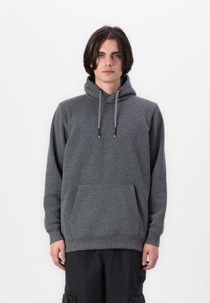 Sudadera gris hecha de tela suave, con un bolsillo frontal, capucha ajustable con cordones de contraste y puños acanalados. Diseño simple y funcional.