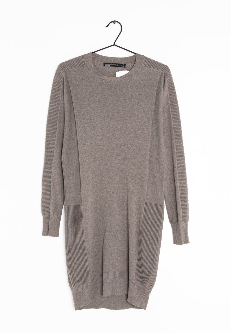 Robe pull en maille taupe à manches longues avec des détails côtelés sur les manches, les côtés et l'ourlet, suspendue à un cintre noir sur un fond blanc.