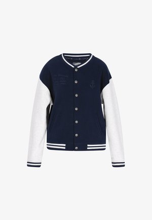 Marineblauwe en lichtgrijze varsityjack met drukknoopjes, witte strepen op de manchetten en zoom, geborduurde anker en zijzakken.