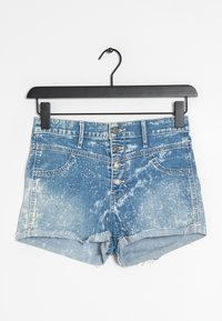 Džínové šortky se třepeným lemem v světle modré barvě, s vybledlým vzhledem a skvrnitými vzory, zapínané na pět kovových knoflíků.