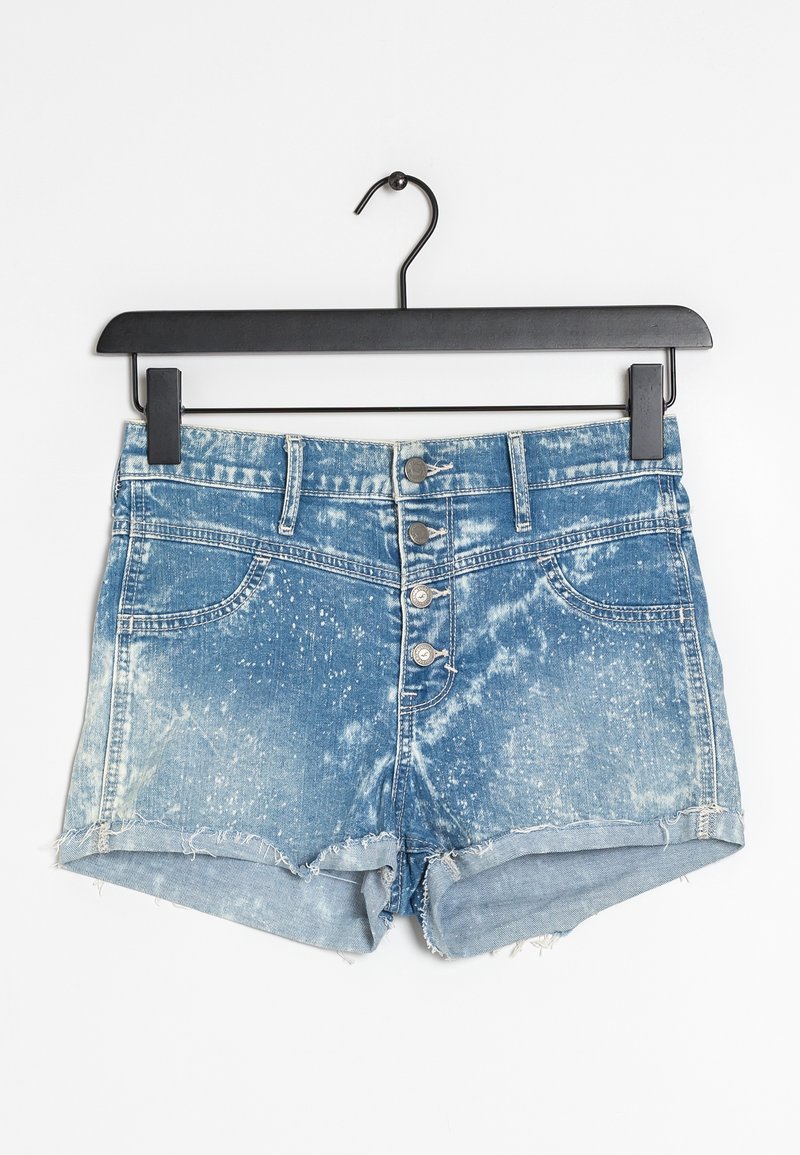 Džínové šortky se třepeným lemem v světle modré barvě, s vybledlým vzhledem a skvrnitými vzory, zapínané na pět kovových knoflíků.