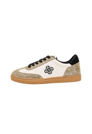 Zapatilla blanca de corte bajo con cordones negros, detalles con purpurina dorada en la puntera, el talón y la zona de los cordones, logo negro en el lateral y suela de goma color tostado.