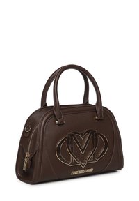 Borsa a mano in pelle marrone con una forma strutturata, caratterizzata da un logo in tonalità oro ben visibile, due manici e una chiusura zip su un lato.