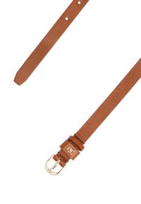 Bruin leren riem met een gladde textuur, gouden metalen gesp en logo-accent. Bevat meerdere gaatjes en een puntige uiteinde.