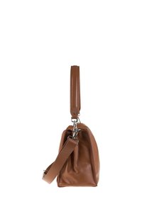 Borsa in pelle marrone con finitura testurizzata, dotata di manico superiore e tracolla regolabile, e clip in tono argento per attacco.