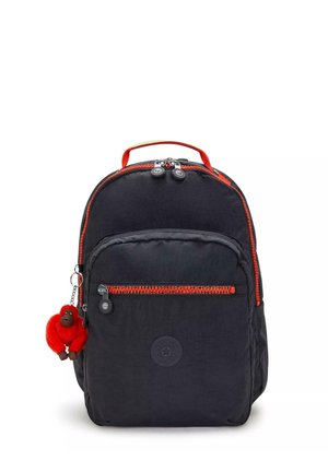 Zaino nero con cerniera e dettagli rossi, dotato di una tasca frontale e un accessorio portachiavi a forma di gorilla rosso.