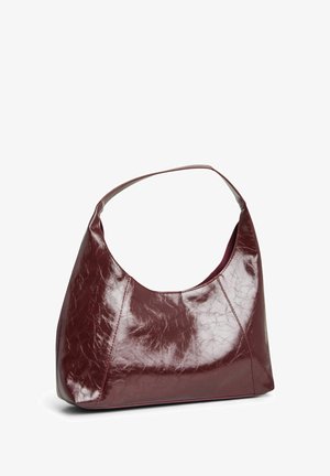 Borsa hobo in pelle verniciata bordeaux con un'unica maniglia curva, presenta una texture liscia e una silhouette arrotondata con dettagli cuciti.